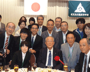2014年度の全体同窓会の模様。中央は稲盛和夫氏、右端（男性）は同窓会会長淵本氏。